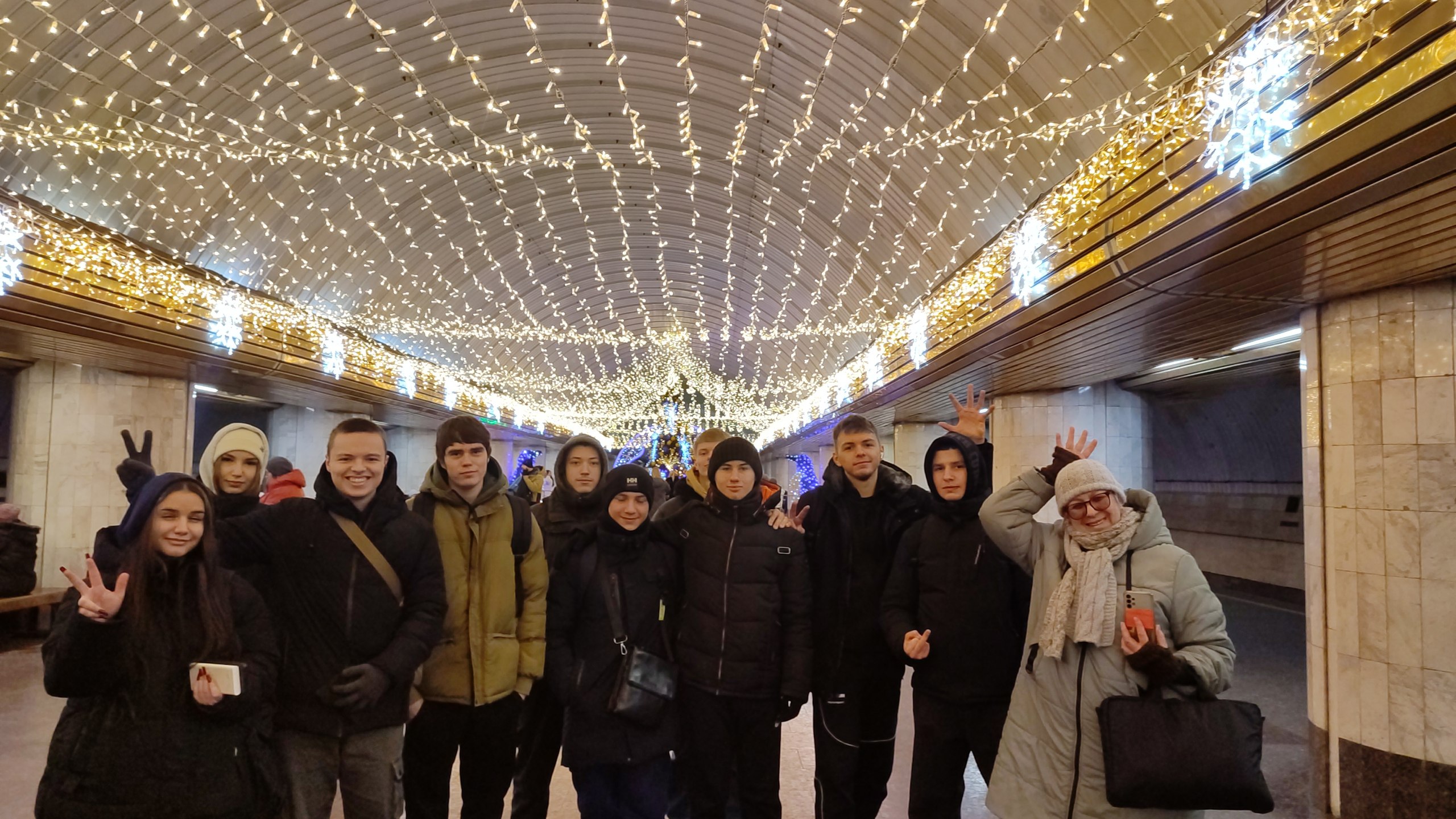 ТТ24-2/9 авдавдали міську ялинку в метро