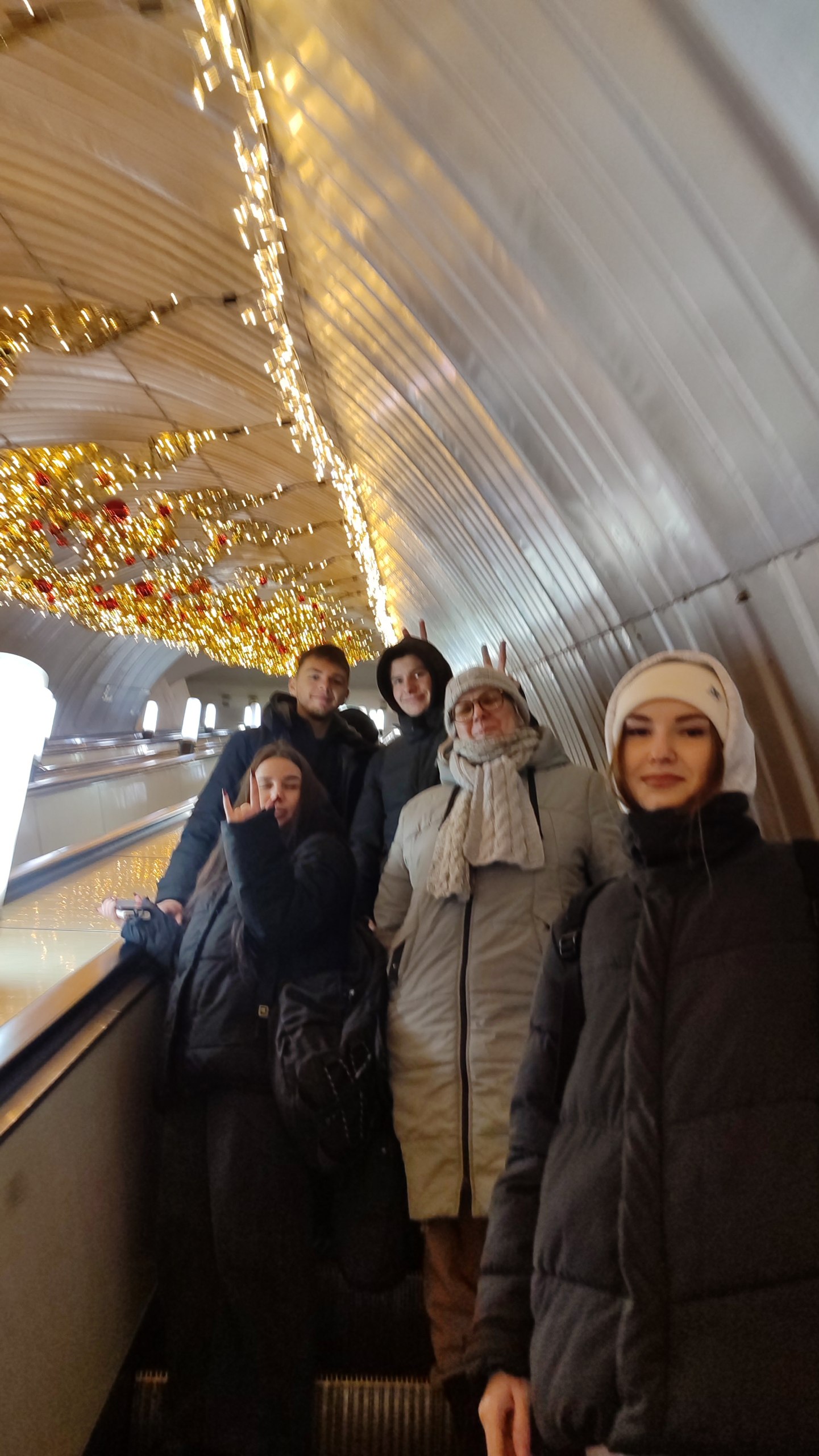 ТТ24-2/9 авдавдали міську ялинку в метро