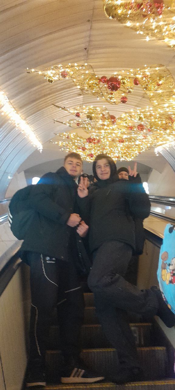 ТТ24-2/9 авдавдали міську ялинку в метро